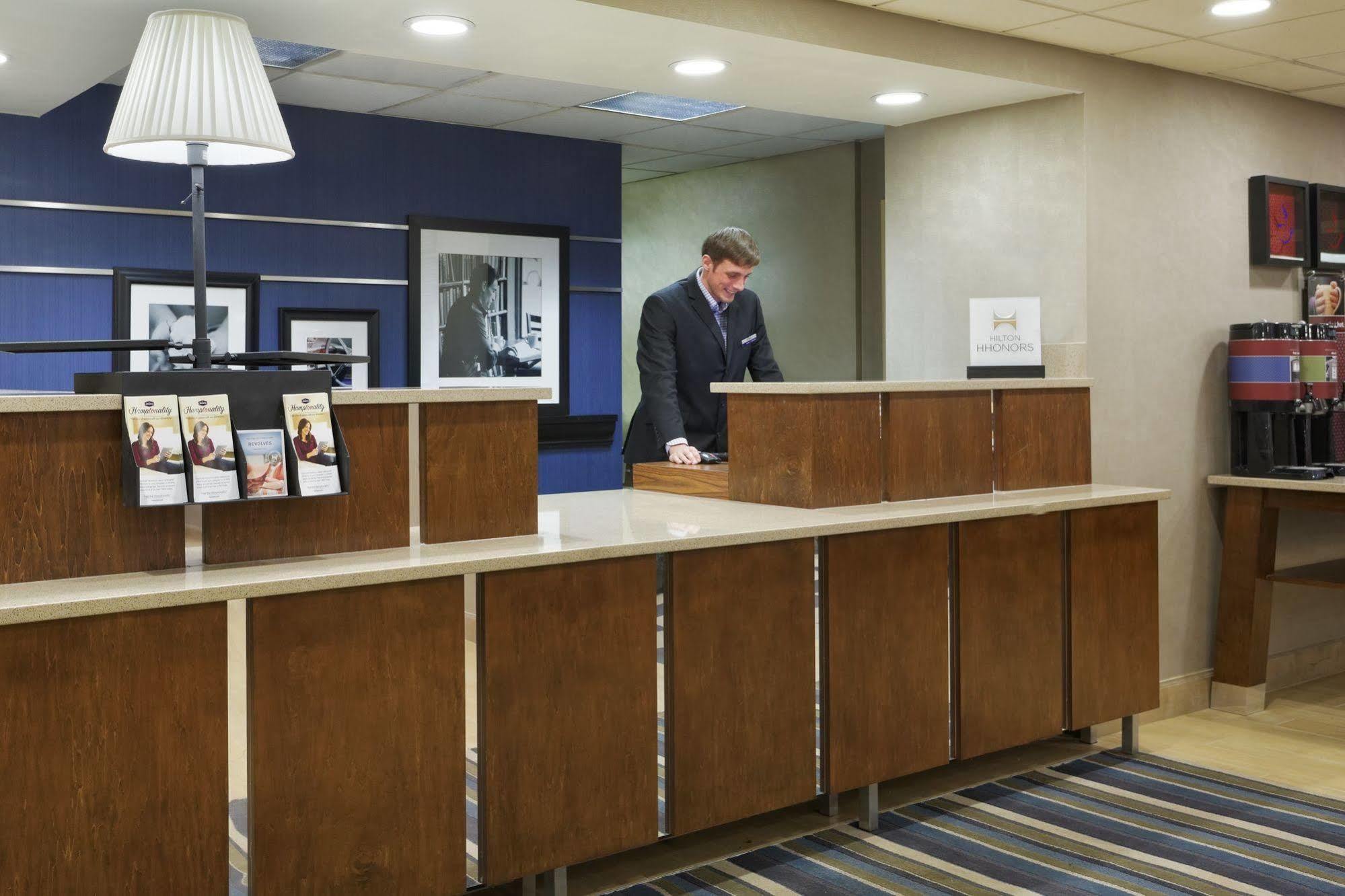Hampton Inn Raleigh Cary Exterior photo